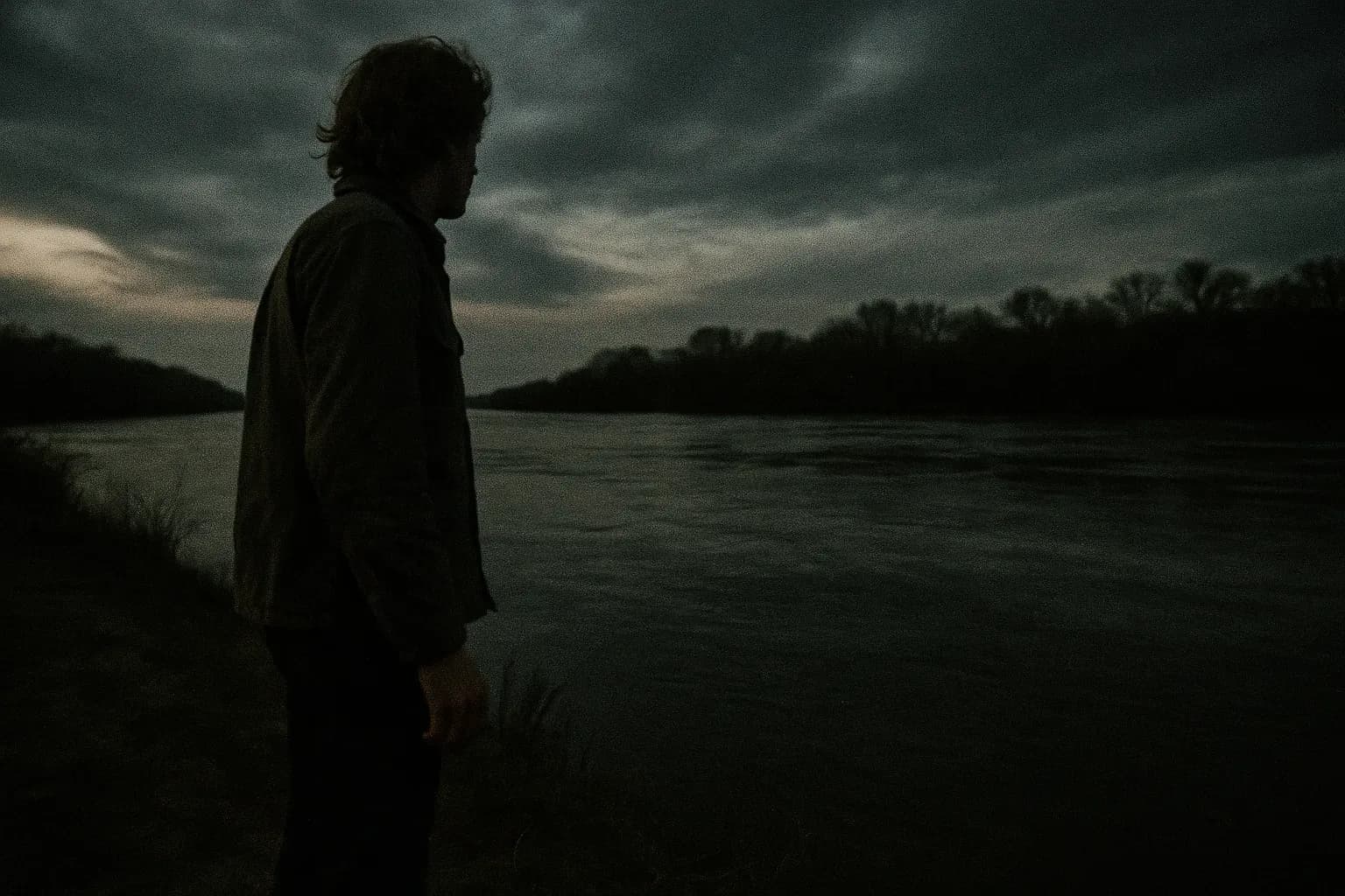 En figur, der ligner Billy Hayes, står ved siden af Evros-floden, og kigger mod Grækenland, hvilket symboliserer hans dristige flugt fra Tyrkiet i 1975.