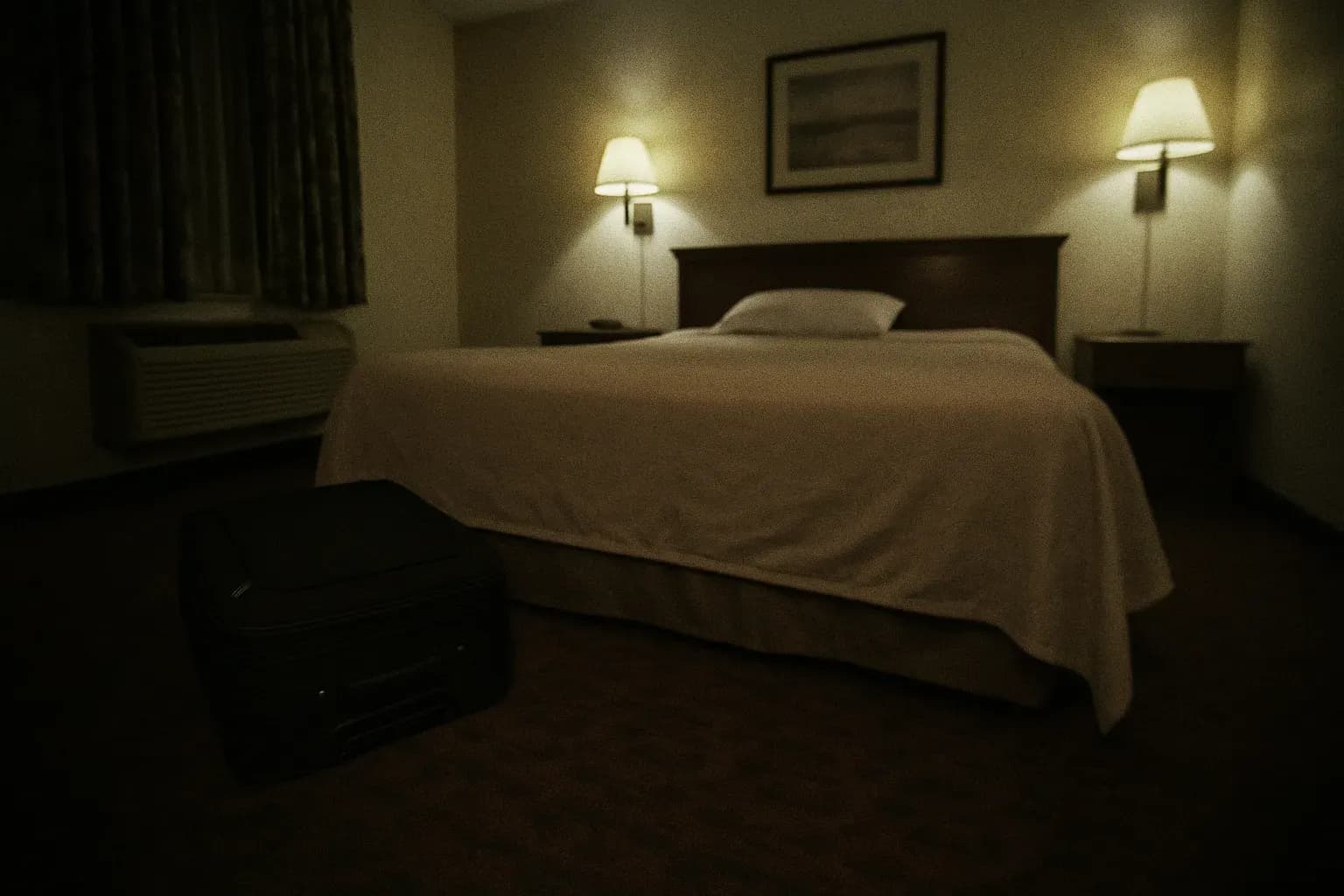 Et motelværelse på Rockford Inn, med en ubesat seng og en uberørt kuffert i nærheden, der antyder den tragiske opdagelse af Amy Fry-Pitzens selvmord og det igangværende mysterium om hendes forsvundne søn, Timmothy.