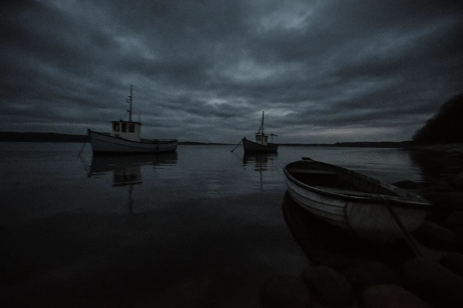 En rolig strækning af Horsens Fjord, hvor fiskerbåde ligger stille, indfanger den kontrasterende ro mod vægten af en mørk historie—stedet hvor Marei Stephansen blev fundet i 1997.